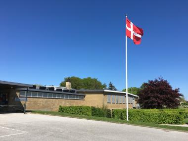 Ådalens Skole med flaget oppe